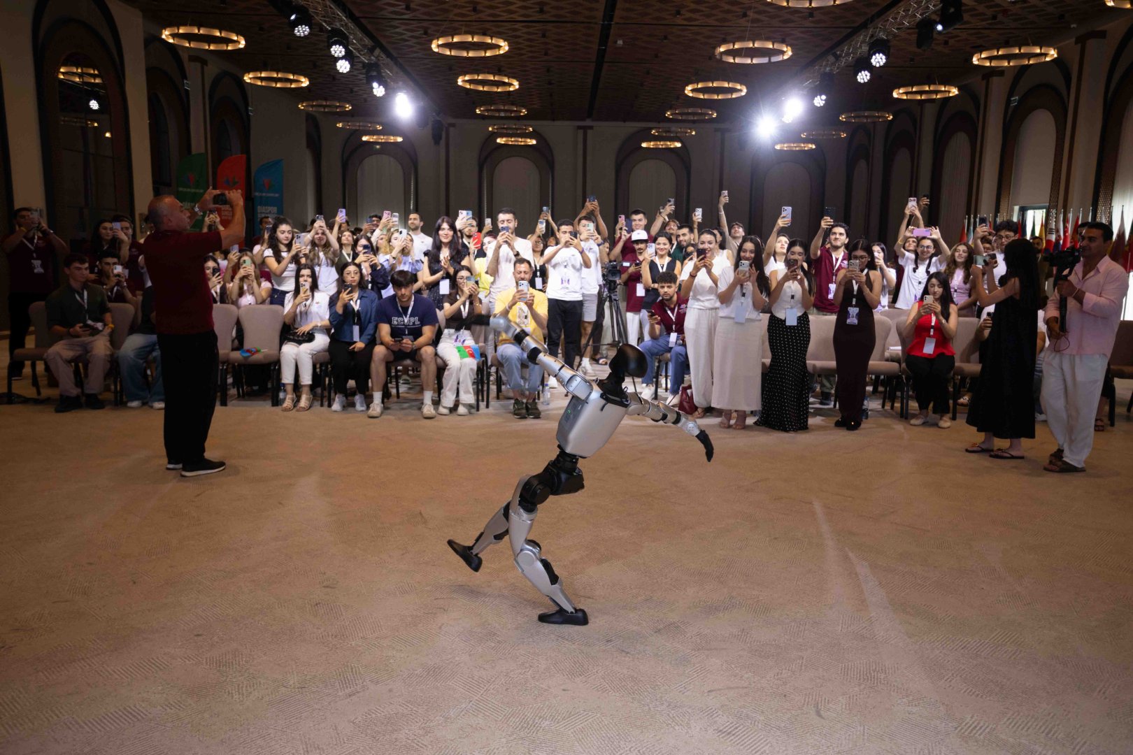 Azerbaijani diaspora youth demonstrates special interest in humanoid robot show (PHOTO)