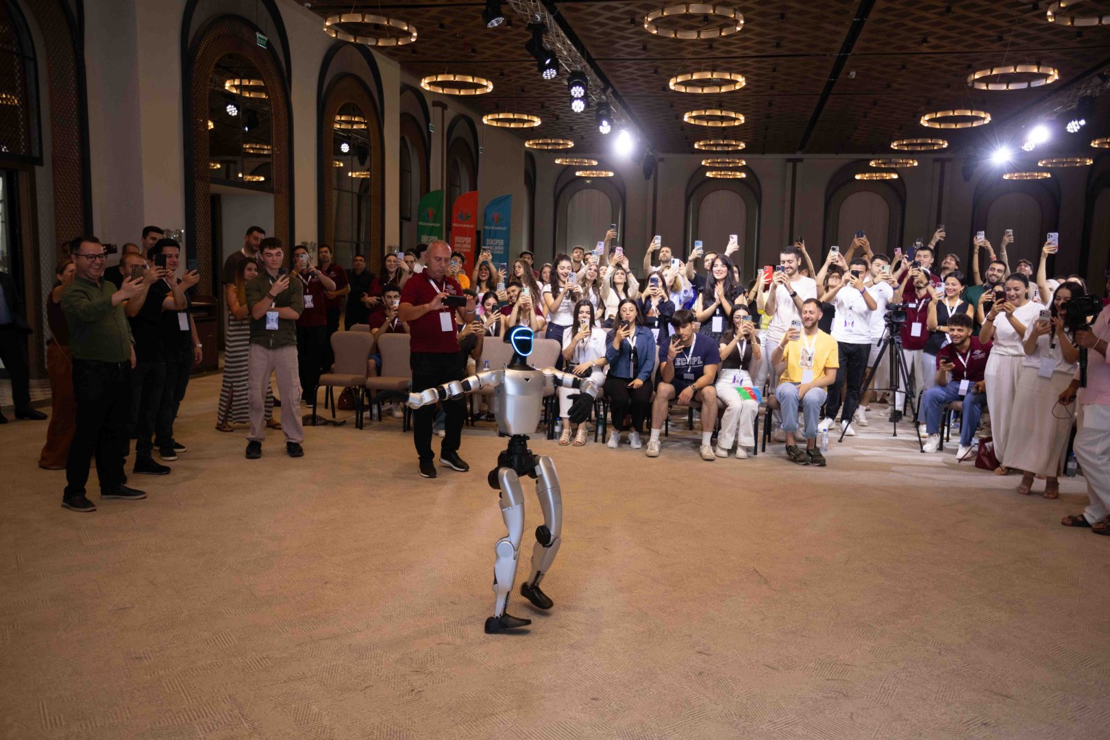 Azerbaijani diaspora youth demonstrates special interest in humanoid robot show (PHOTO)