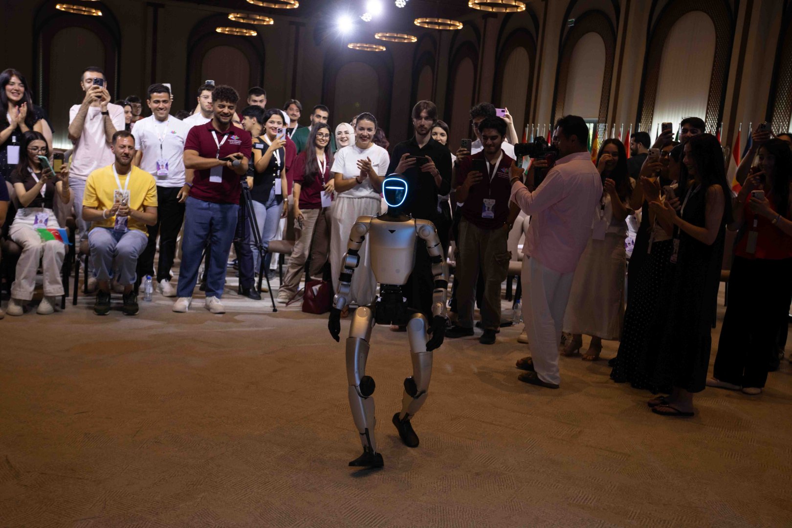 Azerbaijani diaspora youth demonstrates special interest in humanoid robot show (PHOTO)