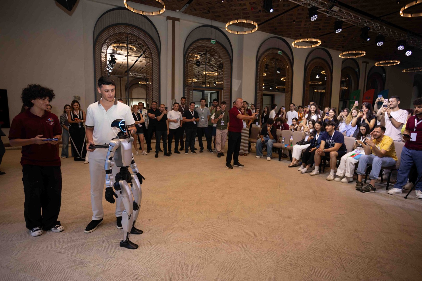 Azerbaijani diaspora youth demonstrates special interest in humanoid robot show (PHOTO)