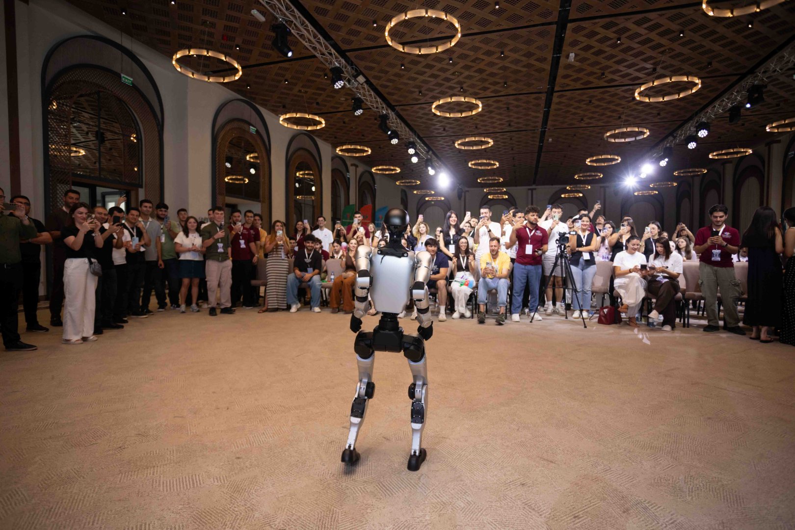 Azerbaijani diaspora youth demonstrates special interest in humanoid robot show (PHOTO)
