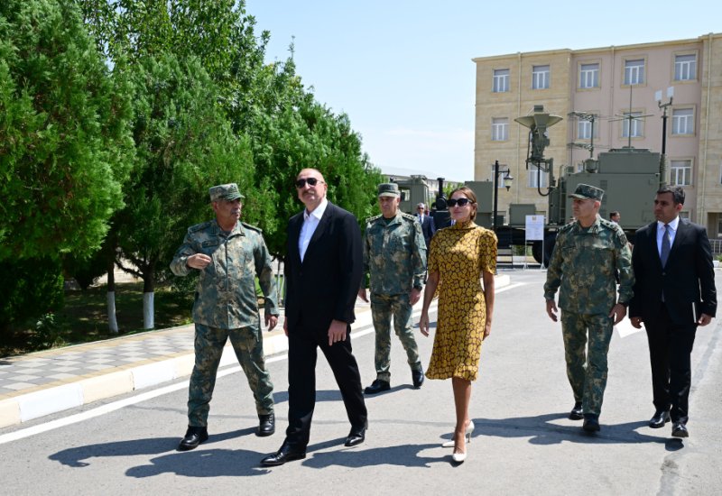President Ilham Aliyev, First Lady Mehriban Aliyeva attend ceremony to present Battle Flags to newly established commando military units of Separate Combined Arms Army (PHOTO)