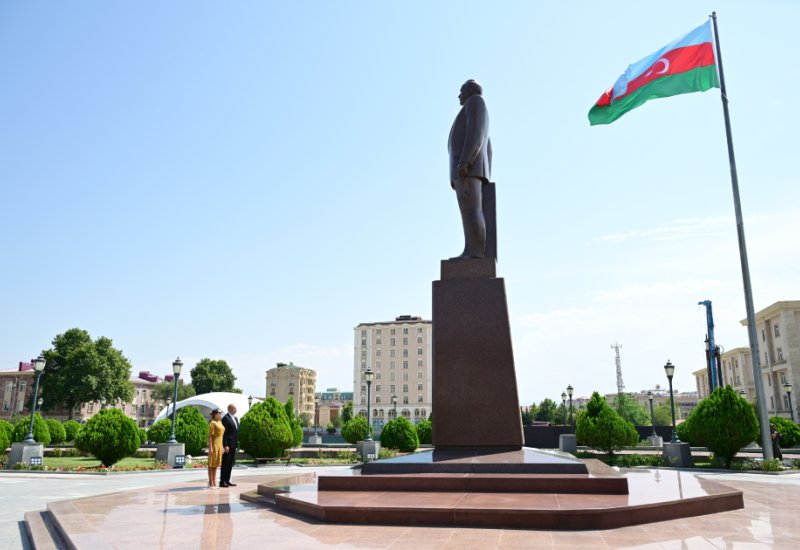 President Ilham Aliyev, First Lady Mehriban Aliyeva visit monument to National Leader in center of Nakhchivan city
