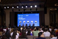 Azerbaijani diaspora youth demonstrates special interest in humanoid robot show (PHOTO)