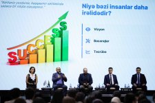 Azerbaijani diaspora youth demonstrates special interest in humanoid robot show (PHOTO)