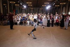 Azerbaijani diaspora youth demonstrates special interest in humanoid robot show (PHOTO)