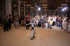Azerbaijani diaspora youth demonstrates special interest in humanoid robot show (PHOTO)
