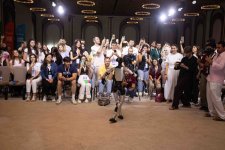 Azerbaijani diaspora youth demonstrates special interest in humanoid robot show (PHOTO)