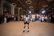 Azerbaijani diaspora youth demonstrates special interest in humanoid robot show (PHOTO)