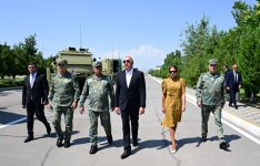 President Ilham Aliyev, First Lady Mehriban Aliyeva attend ceremony to present Battle Flags to newly established commando military units of Separate Combined Arms Army (PHOTO)