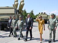 President Ilham Aliyev, First Lady Mehriban Aliyeva attend ceremony to present Battle Flags to newly established commando military units of Separate Combined Arms Army (PHOTO)
