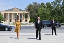 President Ilham Aliyev, First Lady Mehriban Aliyeva visit monument to National Leader in center of Nakhchivan city (PHOTO/VIDEO)
