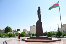 President Ilham Aliyev, First Lady Mehriban Aliyeva visit monument to National Leader in center of Nakhchivan city (PHOTO/VIDEO)