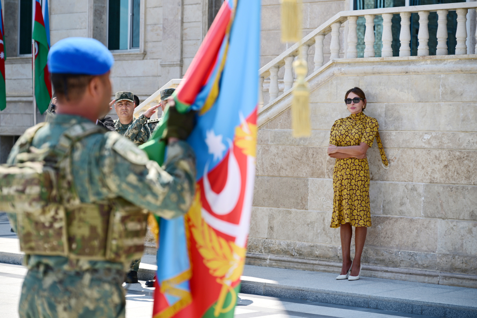 President Ilham Aliyev, First Lady Mehriban Aliyeva attend ceremony to present Battle Flags to newly established commando military units of Separate Combined Arms Army (PHOTO)