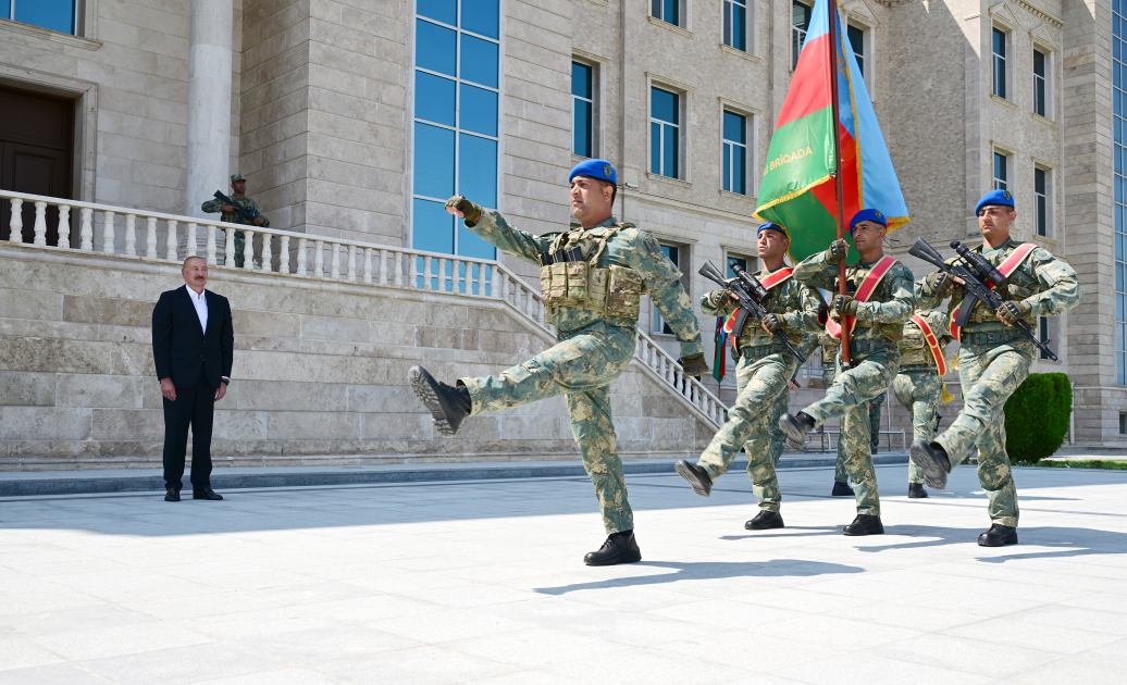 President Ilham Aliyev, First Lady Mehriban Aliyeva attend ceremony to present Battle Flags to newly established commando military units of Separate Combined Arms Army (PHOTO)