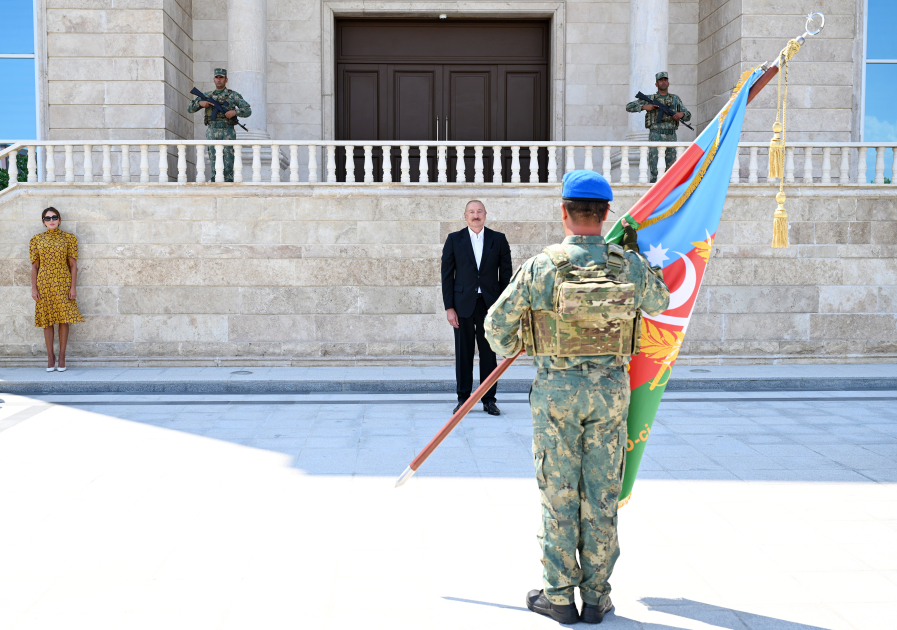 President Ilham Aliyev, First Lady Mehriban Aliyeva attend ceremony to present Battle Flags to newly established commando military units of Separate Combined Arms Army (PHOTO)