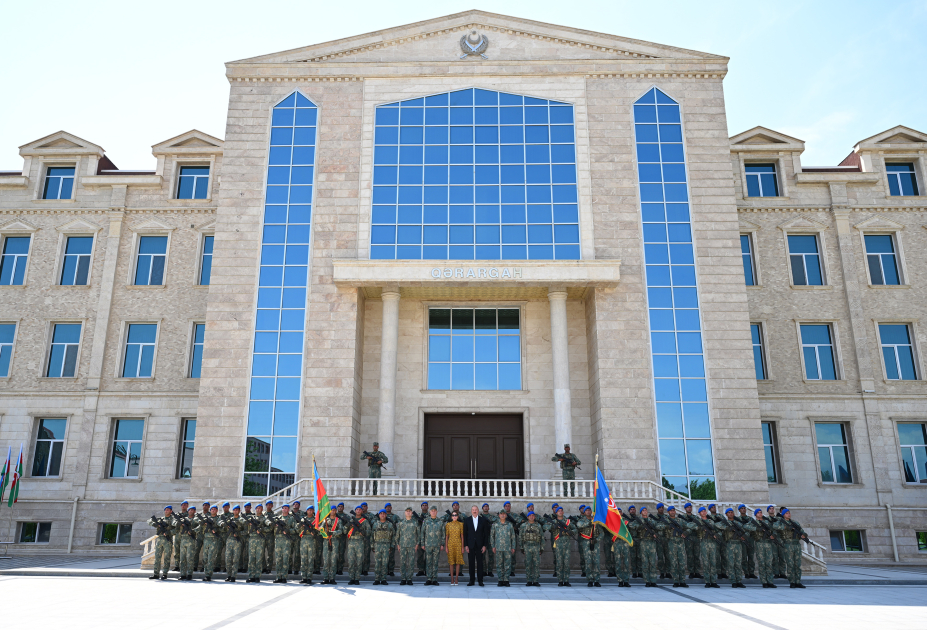 President Ilham Aliyev, First Lady Mehriban Aliyeva attend ceremony to present Battle Flags to newly established commando military units of Separate Combined Arms Army (PHOTO)