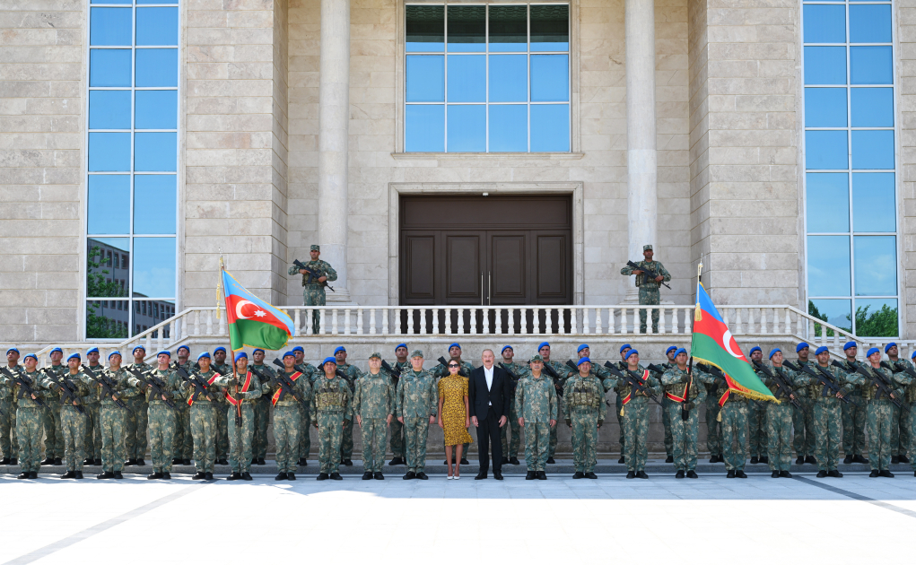 President Ilham Aliyev, First Lady Mehriban Aliyeva attend ceremony to present Battle Flags to newly established commando military units of Separate Combined Arms Army (PHOTO)