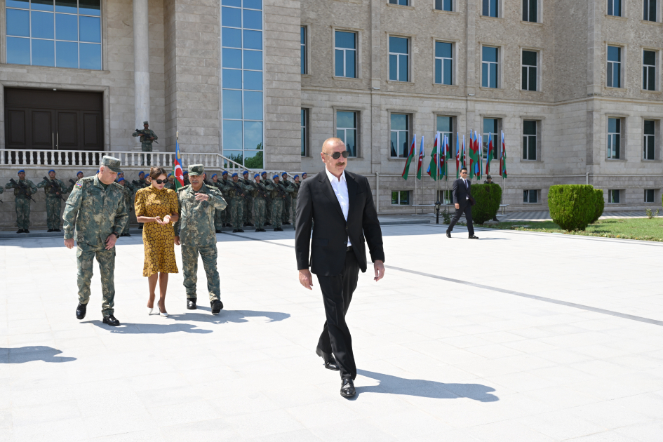 President Ilham Aliyev, First Lady Mehriban Aliyeva attend ceremony to present Battle Flags to newly established commando military units of Separate Combined Arms Army (PHOTO)