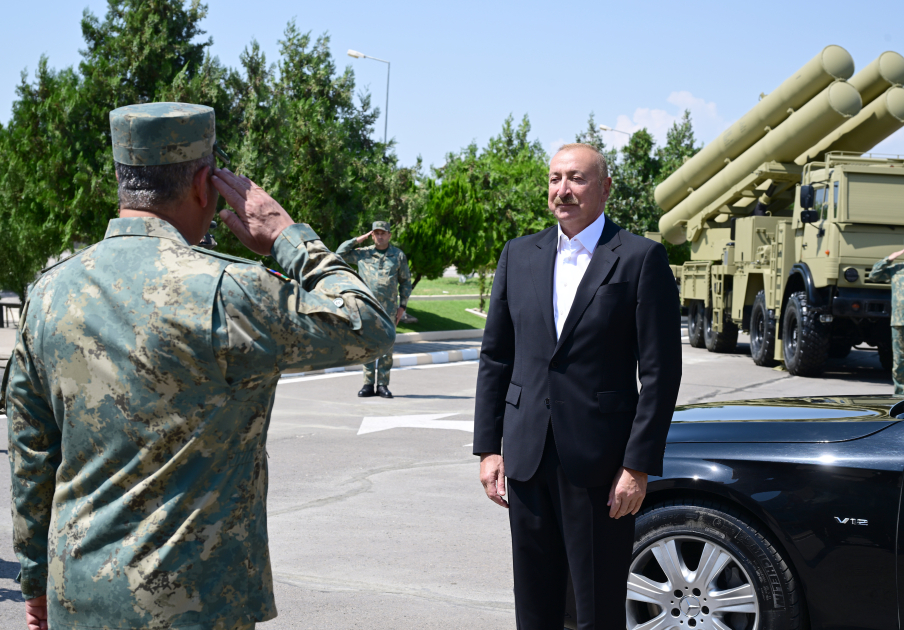 President Ilham Aliyev, First Lady Mehriban Aliyeva attend ceremony to present Battle Flags to newly established commando military units of Separate Combined Arms Army (PHOTO)