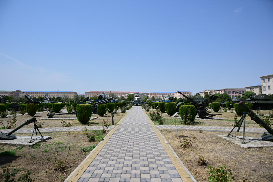 President Ilham Aliyev, First Lady Mehriban Aliyeva attend ceremony to present Battle Flags to newly established commando military units of Separate Combined Arms Army (PHOTO)