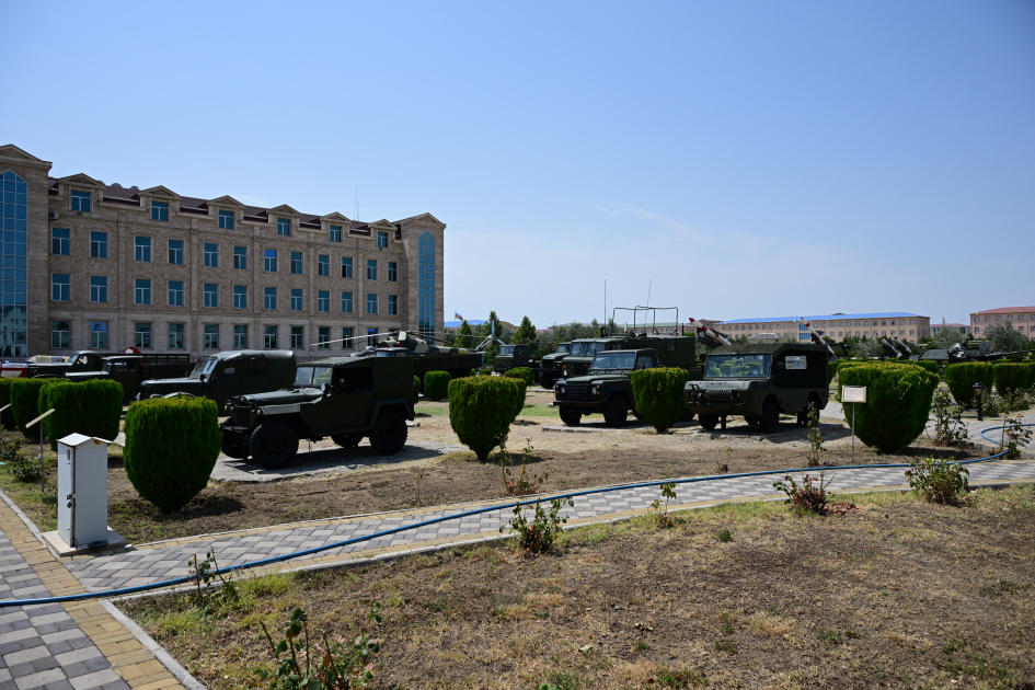 President Ilham Aliyev, First Lady Mehriban Aliyeva attend ceremony to present Battle Flags to newly established commando military units of Separate Combined Arms Army (PHOTO)