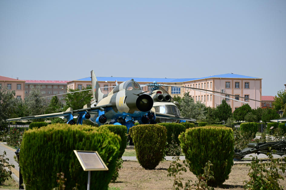 President Ilham Aliyev, First Lady Mehriban Aliyeva attend ceremony to present Battle Flags to newly established commando military units of Separate Combined Arms Army (PHOTO)