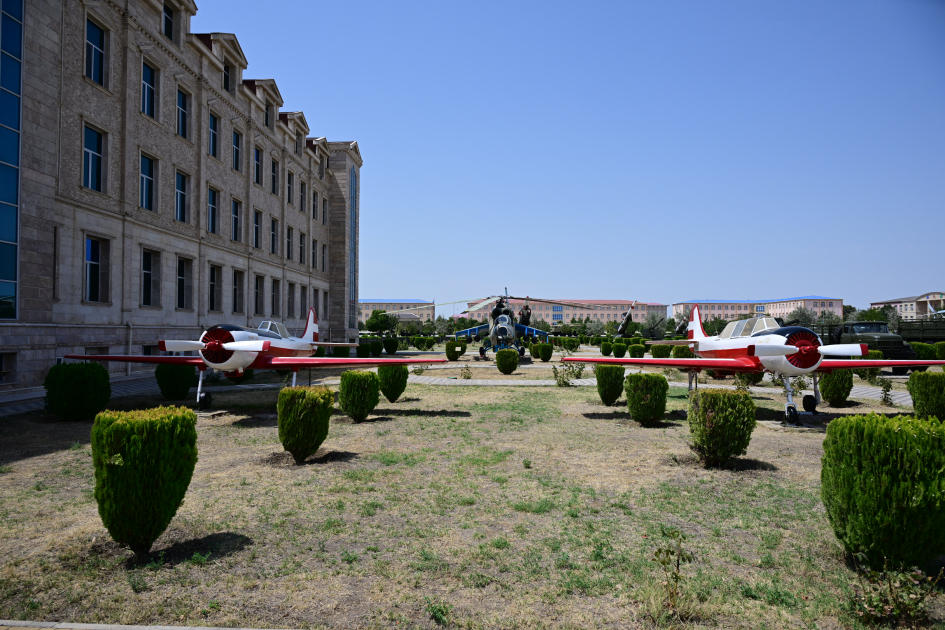 President Ilham Aliyev, First Lady Mehriban Aliyeva attend ceremony to present Battle Flags to newly established commando military units of Separate Combined Arms Army (PHOTO)