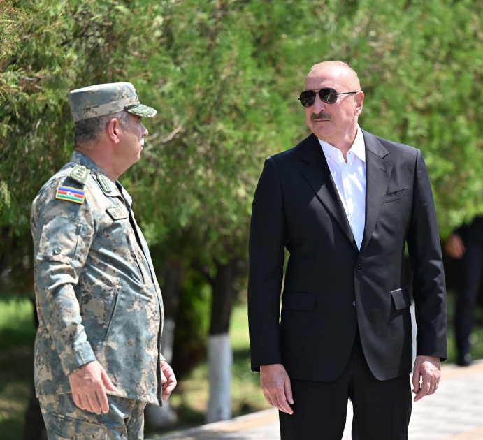 President Ilham Aliyev, First Lady Mehriban Aliyeva attend ceremony to present Battle Flags to newly established commando military units of Separate Combined Arms Army (PHOTO)