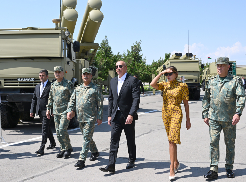 President Ilham Aliyev, First Lady Mehriban Aliyeva attend ceremony to present Battle Flags to newly established commando military units of Separate Combined Arms Army (PHOTO)