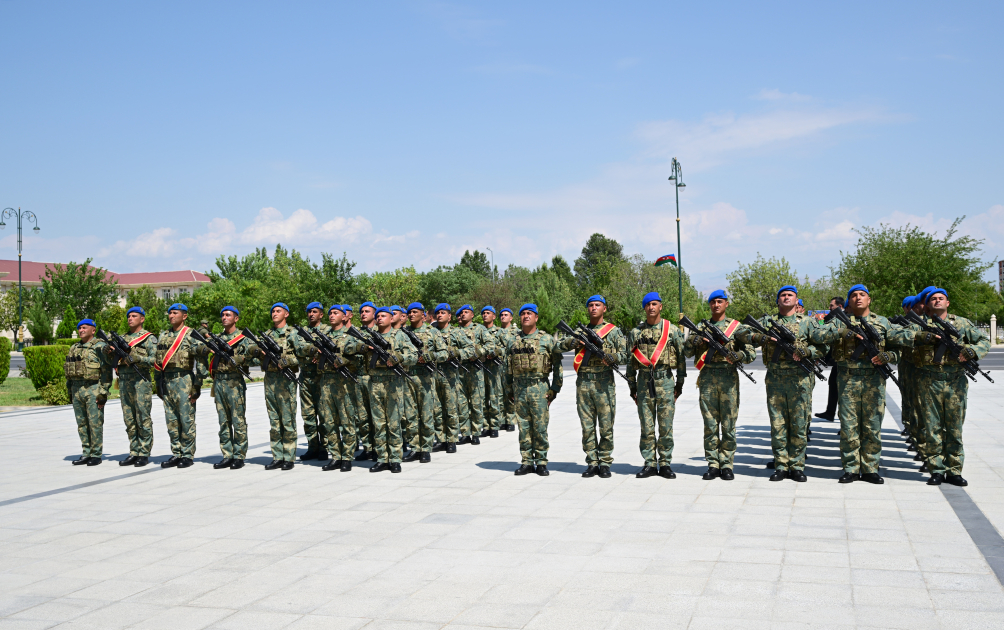 President Ilham Aliyev, First Lady Mehriban Aliyeva attend ceremony to present Battle Flags to newly established commando military units of Separate Combined Arms Army (PHOTO)