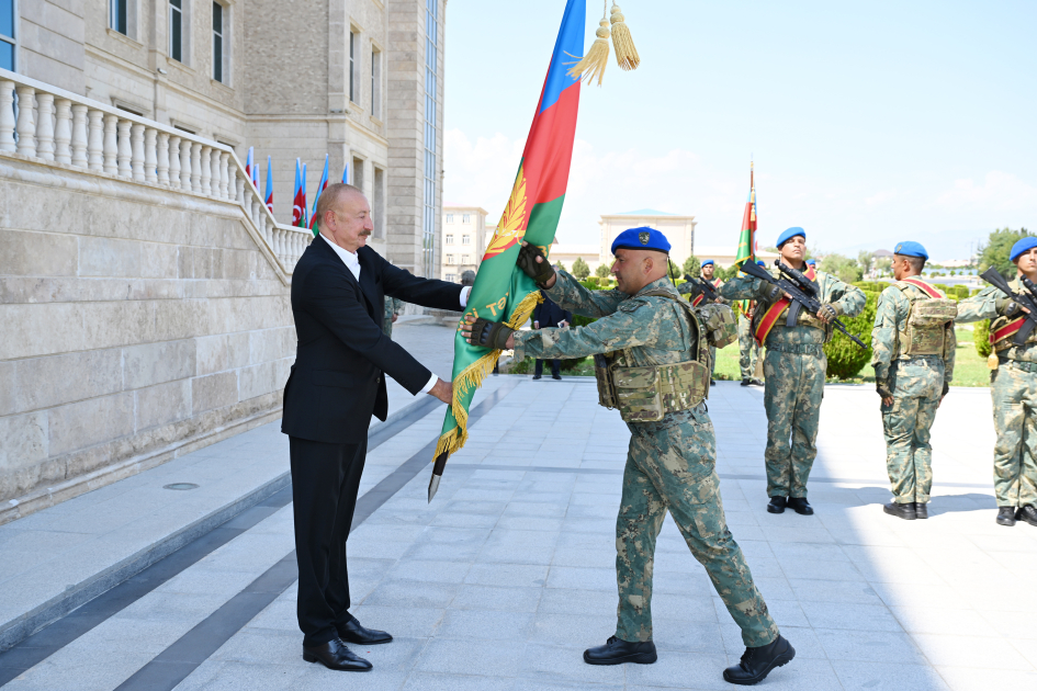 President Ilham Aliyev, First Lady Mehriban Aliyeva attend ceremony to present Battle Flags to newly established commando military units of Separate Combined Arms Army (PHOTO)