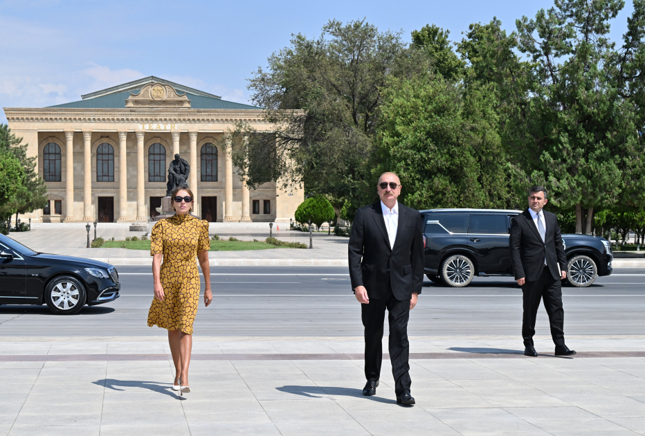 President Ilham Aliyev, First Lady Mehriban Aliyeva visit monument to National Leader in center of Nakhchivan city (PHOTO/VIDEO)