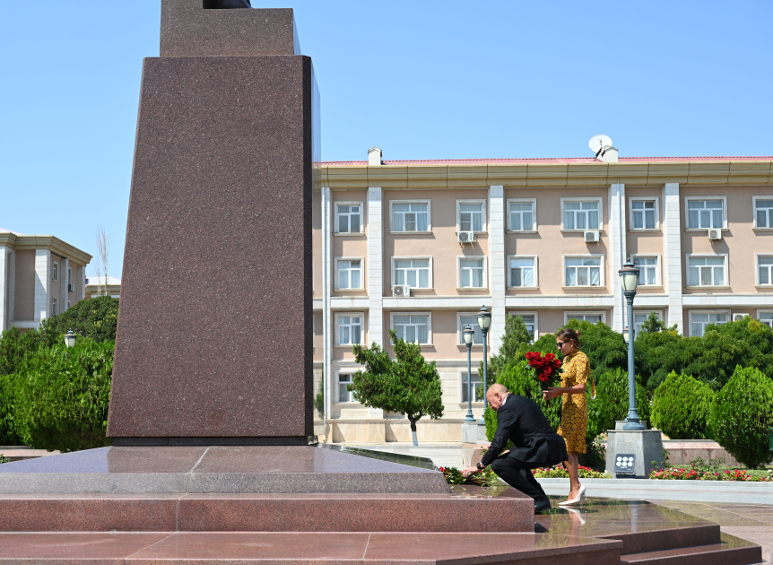 President Ilham Aliyev, First Lady Mehriban Aliyeva visit monument to National Leader in center of Nakhchivan city (PHOTO/VIDEO)