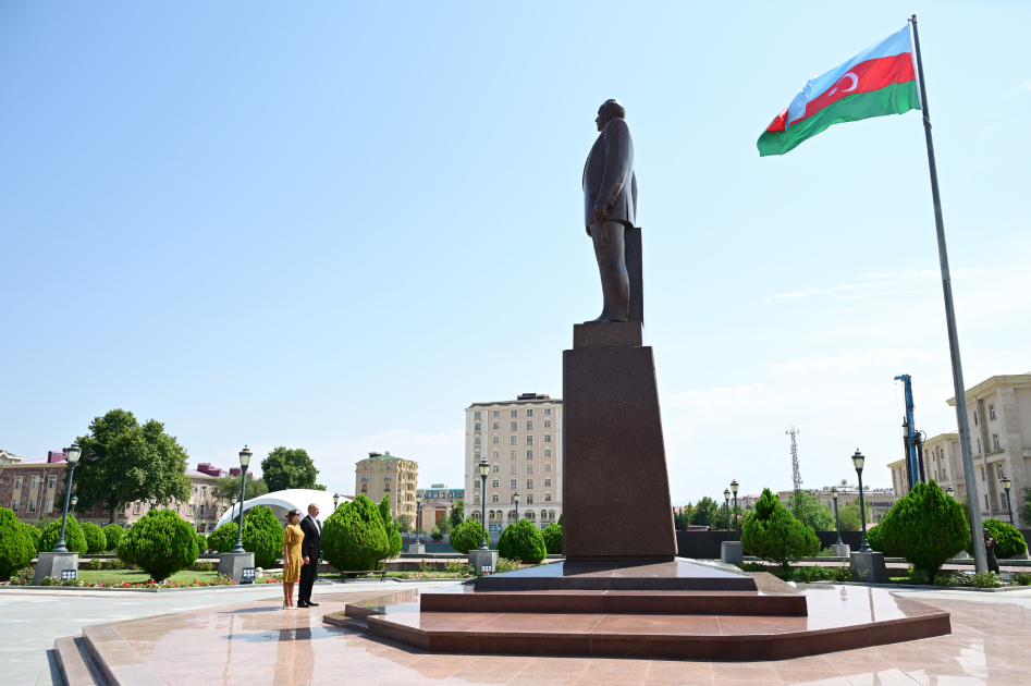 President Ilham Aliyev, First Lady Mehriban Aliyeva visit monument to National Leader in center of Nakhchivan city (PHOTO/VIDEO)