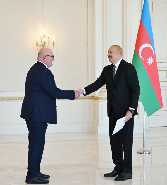 President Ilham Aliyev receives credentials of newly appointed British Ambassador to Azerbaijan (PHOTO)