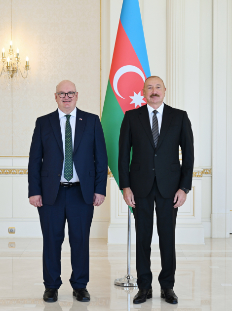 President Ilham Aliyev receives credentials of newly appointed British Ambassador to Azerbaijan (PHOTO)