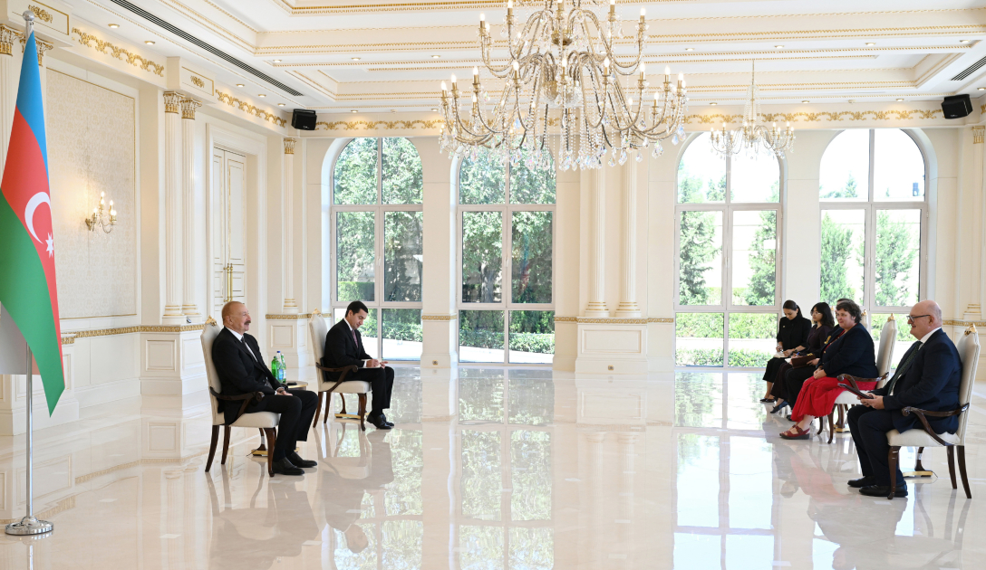 President Ilham Aliyev receives credentials of newly appointed British Ambassador to Azerbaijan (PHOTO)