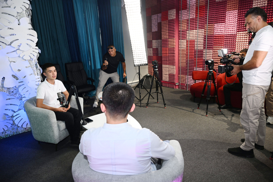 Azerbaijani journalists explore media environment of Uzbekistan (PHOTO/VIDEO)