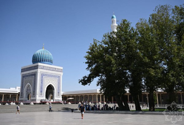 Azerbaijani journalists visit Imam al-Bukhari tourist complex near Samarkand (PHOTO)