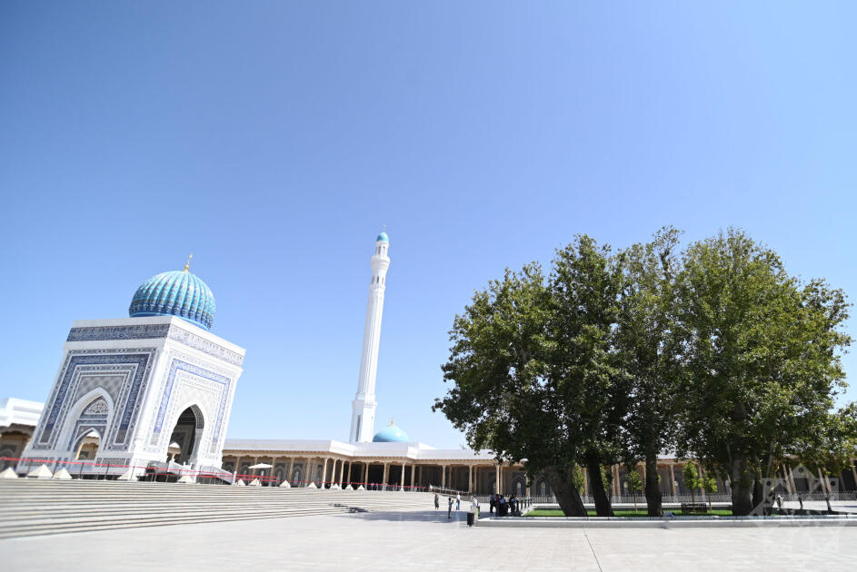 Azerbaijani journalists visit Imam al-Bukhari tourist complex near Samarkand (PHOTO)