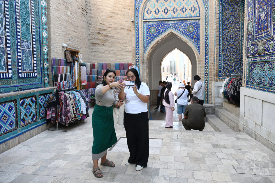 Azerbaijani journalists visit Shakhi Zinda memorial complex in Samarkand (PHOTO)