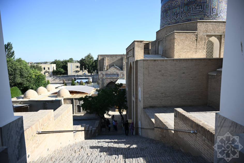 Azerbaijani journalists visit Shakhi Zinda memorial complex in Samarkand (PHOTO)