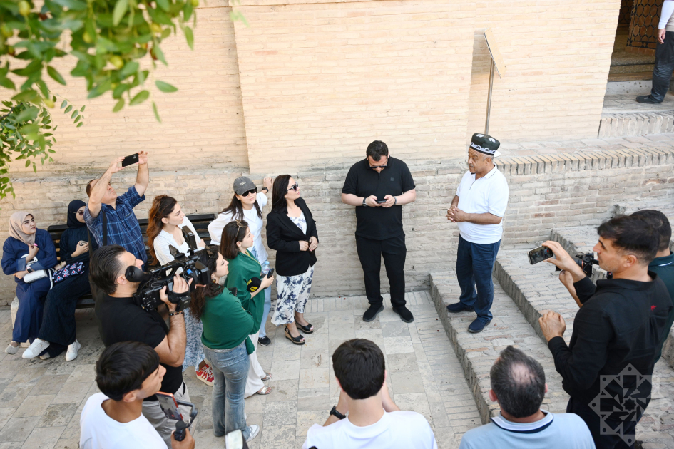 Azerbaijani journalists visit Shakhi Zinda memorial complex in Samarkand (PHOTO)