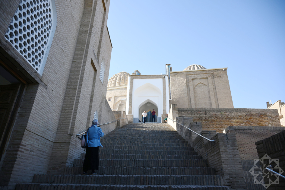 Azerbaijani journalists visit Shakhi Zinda memorial complex in Samarkand (PHOTO)