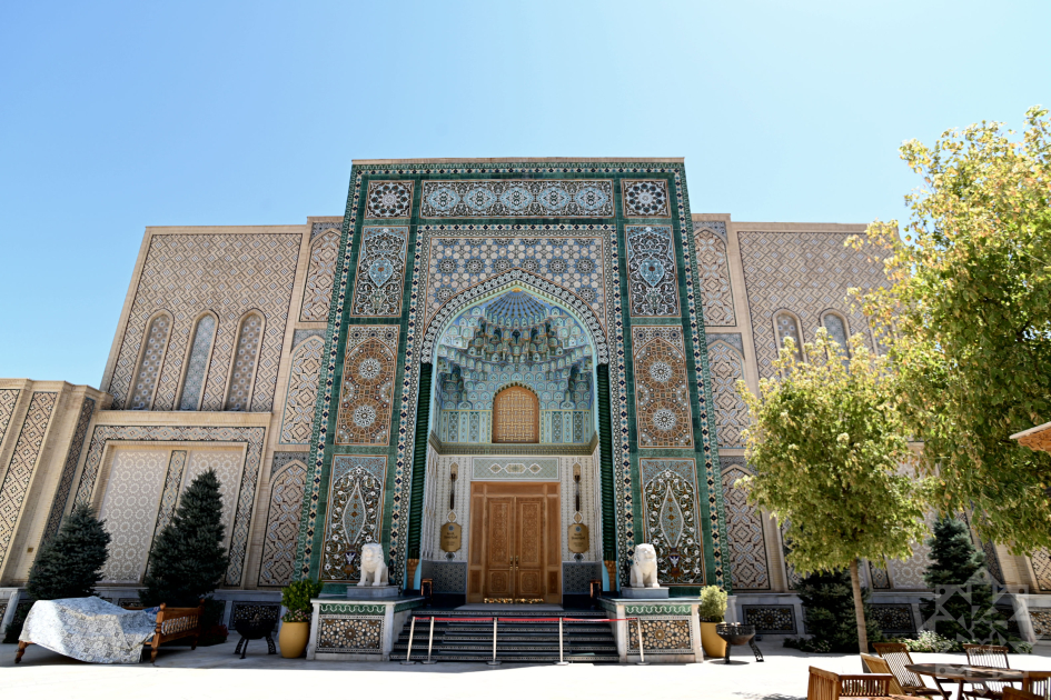 Azerbaijani journalists explore Silk Road Samarkand tourist center (PHOTO)
