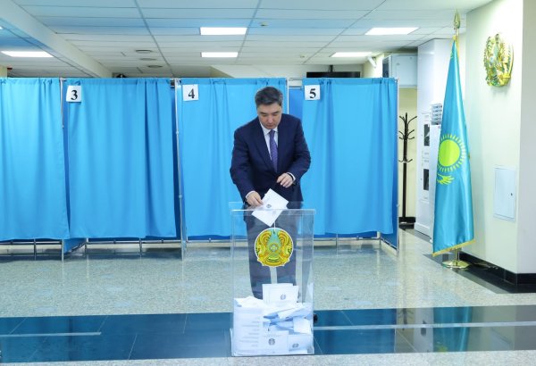 Kazakhstan’s Prime Minister Olzhas Bektenov votes in Kurultai elections
