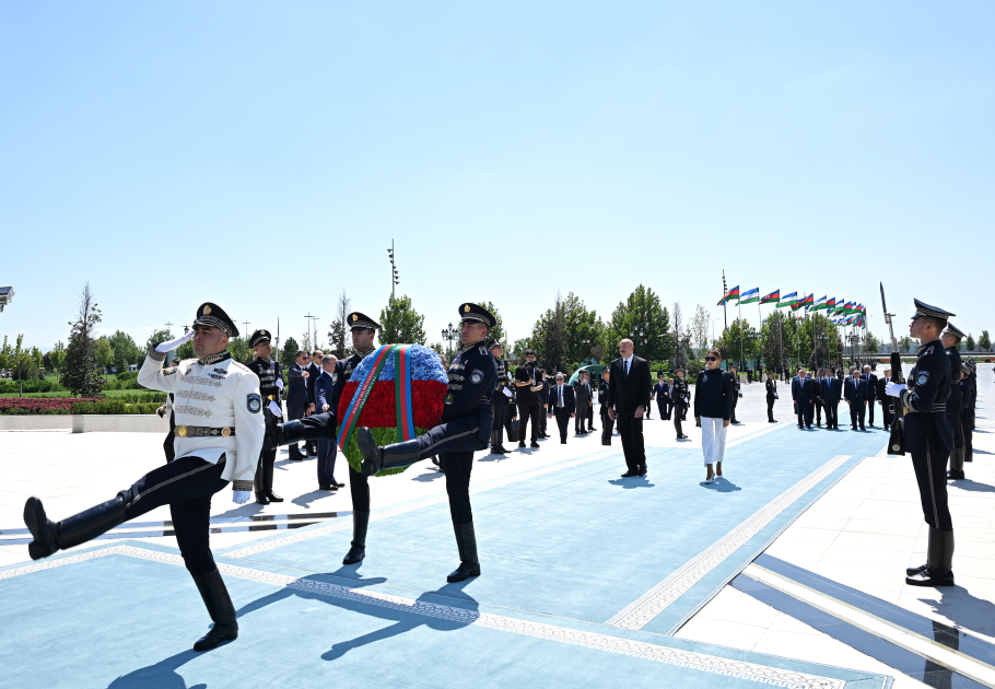 President Ilham Aliyev, First Lady Mehriban Aliyeva visited Independence Monument in Tashkent (PHOTO/VIDEO)