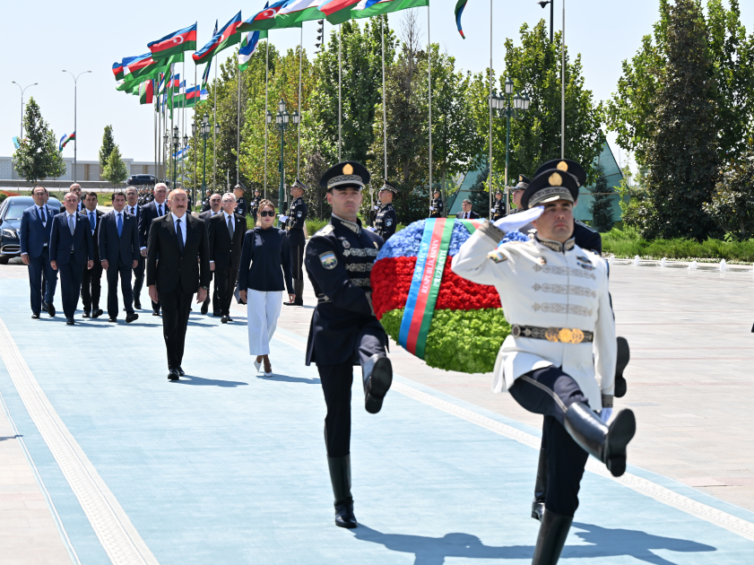 President Ilham Aliyev, First Lady Mehriban Aliyeva visited Independence Monument in Tashkent (PHOTO/VIDEO)