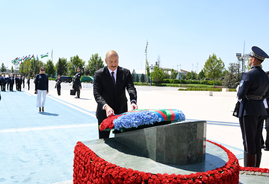 President Ilham Aliyev, First Lady Mehriban Aliyeva visited Independence Monument in Tashkent (PHOTO/VIDEO)